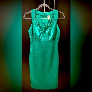 Beautiful Sangria Midi Dress in Green